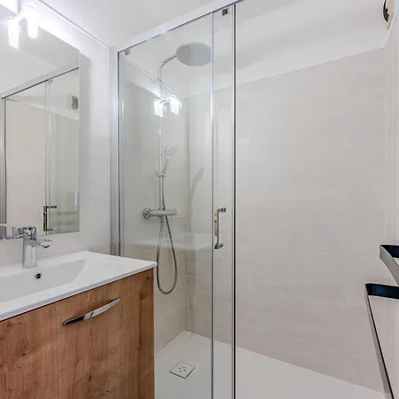 T2 Proche Avec Terrasse Et Parking - - Fr-1-521-125