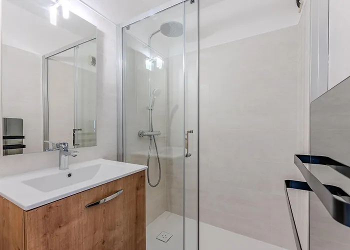 Appartement T2 Proche Avec Terrasse Et Parking - - Fr-1-521-125